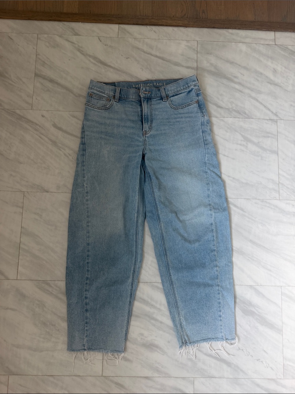 American Eagle Outfitters Women’s Light Wash Barrel Jeans. Size 4